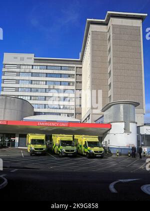 Hôpital universitaire du pays de Galles, Heath, Cardiff. Ambulances alignées à l'extérieur du service des accidents et des urgences.octobre 2022. Automne. Banque D'Images