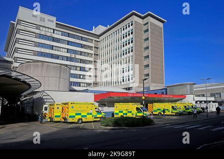 Hôpital universitaire du pays de Galles avec ambulances à l'extérieur du service des accidents et des urgences ville de Cardiff. Octobre 2022. Automne. Banque D'Images