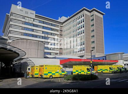 Hôpital universitaire du pays de Galles, Heath, Cardiff City. Ambulances alignées à l'extérieur du service des accidents et des urgences.octobre 2022. Automne. Banque D'Images