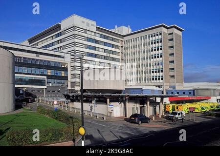 Hôpital universitaire du pays de Galles, Heath, Cardiff. Ambulances alignées à l'extérieur du service des accidents et des urgences.octobre 2022. Automne. Banque D'Images