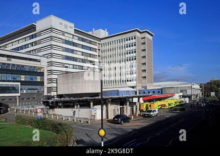 Hôpital universitaire du pays de Galles, Heath, Cardiff. Ambulances alignées à l'extérieur du service des accidents et des urgences.octobre 2022. Automne. Banque D'Images