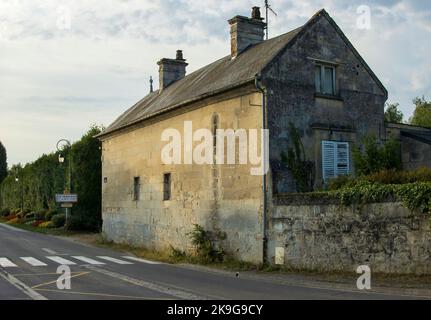 Vic-sur-Aisne, France - lundi 25th juillet 2022 : magnifique cottage en pierre baigné de soleil matinal. Photo de haute qualité Banque D'Images