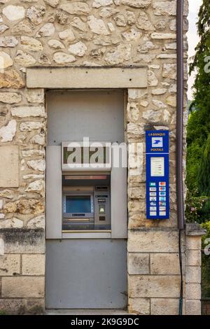 Vic-sur-Aisne, France - lundi 25th juillet 2022 : distributeur automatique de billets, encart atm dans un bâtiment clos en pierre naturelle. Photo de haute qualité Banque D'Images