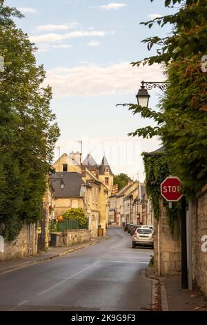 Vic-sur-Aisne, France - lundi 25th juillet 2022 : route avec de beaux bâtiments en pierre dans une lumière chaude du matin. Photo de haute qualité Banque D'Images