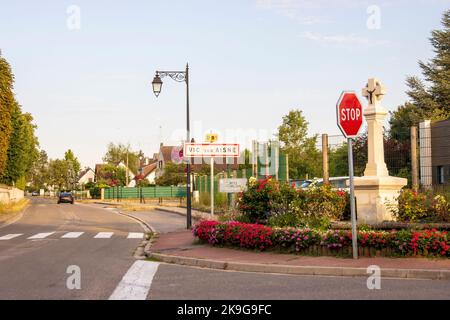 Vic-sur-Aisne, France - lundi 25th juillet 2022 : panneau routier lorsque vous entrez dans Vic-sur-Aisne, un beau village français. Photo de haute qualité Banque D'Images