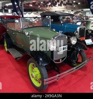 Vieux vert 1930 Ford modèle Un double Phaeton convertible sur le tapis rouge. Salle d'exposition. Salon de la voiture classique. Banque D'Images