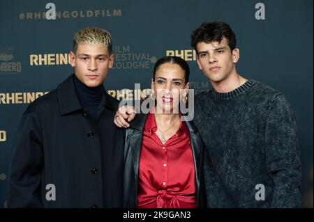 Cologne, Allemagne. 24th octobre 2022. De gauche à droite : Emilio SAKRAYA, acteur, Meryem MOUTAOUKKIL, actrice, Ilyes Raoul MOUTAOUKKIL, Acteur, tapis rouge, spectacle tapis rouge, arrivée, photocall pour le film RHEINGOLD au Festival du film Cologne 2022 à Koeln, 22 octobre 2022. Credit: dpa/Alay Live News Banque D'Images