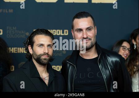 Cologne, Allemagne. 24th octobre 2022. De gauche à droite: Arman KASHANI, acteur, compagnon non identifié tapis rouge, spectacle tapis rouge, arrivée, appel photo pour le film RHEINGOLD au Festival de film de Cologne 2022 à Koeln 22 octobre 2022 crédit: dpa/Alay Live News Banque D'Images