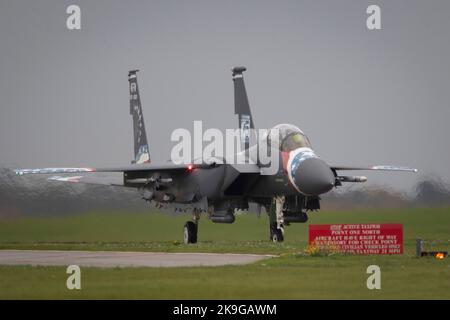 F-15E Strike Eagle 48th Fighter Groups Heritage 2022 jet, en train de rouler au lever du soleil, RAF Lakenheath, Suffolk, Engnd 27th octobre 2022 Banque D'Images