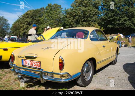 Coupé VW Karmann Ghia 1500, fabriqué de 1955 à 1974, vue arrière diagonale Banque D'Images