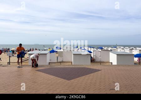 Une plage blanche huttes sur la plage dans la petite ville belge de Knokke-Heist Banque D'Images