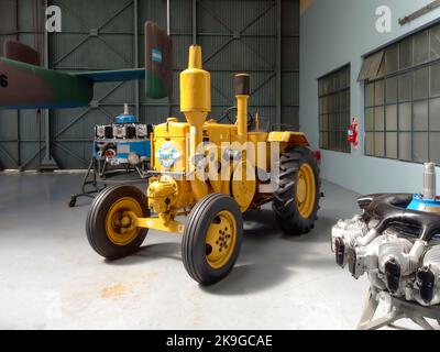 Vieux tracteur agricole jaune IAME Pampa 1952, version Argentine de Lanz Bulldog D9506 dans un hangar. Musée national de l'aéronautique Banque D'Images