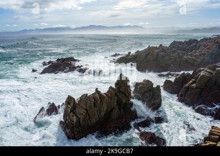 La belle côte à de Kelders avec une vue sur Walker Bay vers Hermanus, Overberg, Western Cape, Afrique du Sud. Banque D'Images