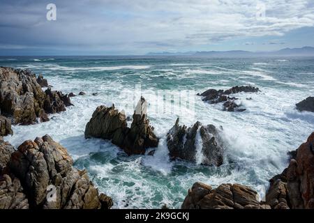 La belle côte à de Kelders avec une vue sur Walker Bay vers Hermanus, Overberg, Western Cape, Afrique du Sud. Banque D'Images