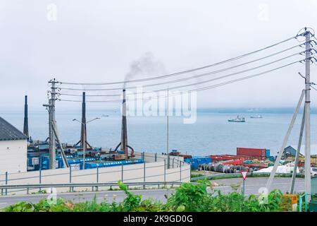 Yuzhno-Kurilsk, Russie - 01 août 2022 : centrale diesel avec cheminées de fumée sur l'île Banque D'Images