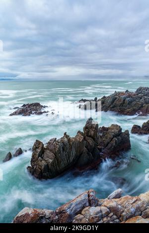 La belle côte à de Kelders avec une vue sur Walker Bay vers Hermanus, Overberg, Western Cape, Afrique du Sud. Banque D'Images