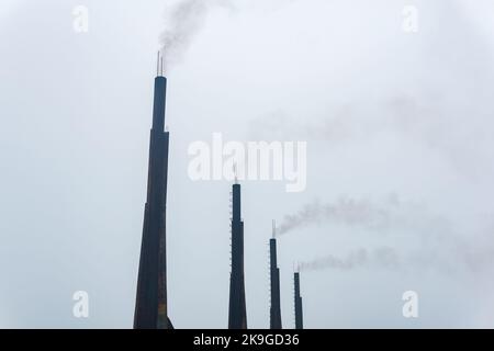 fumer des cheminées d'une centrale diesel contre un ciel nuageux Banque D'Images