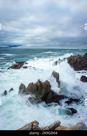 La belle côte à de Kelders avec une vue sur Walker Bay vers Hermanus, Overberg, Western Cape, Afrique du Sud. Banque D'Images