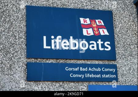 Conwy, UK- 16 juillet 2022: Le panneau pour Conwy station de Lifeboat au port de Conwy dans le nord du pays de Galles. Banque D'Images