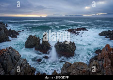 La belle côte à de Kelders avec une vue sur Walker Bay vers Hermanus, Overberg, Western Cape, Afrique du Sud. Banque D'Images