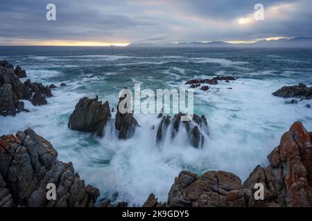 La belle côte à de Kelders avec une vue sur Walker Bay vers Hermanus, Overberg, Western Cape, Afrique du Sud. Banque D'Images