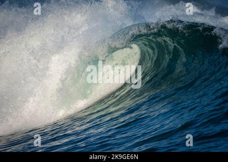 La vague bleue de l'océan Atlantique se brise, la pulvérisation vole sur la rive d'Hermanus. Whale Coast, Overberg, Western Cape, Afrique du Sud. Banque D'Images