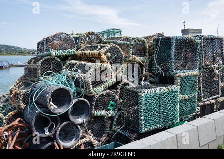 Des pots de homard et de crabe sont empilés sur le quai du port de Conwy, dans le nord du pays de Galles Banque D'Images