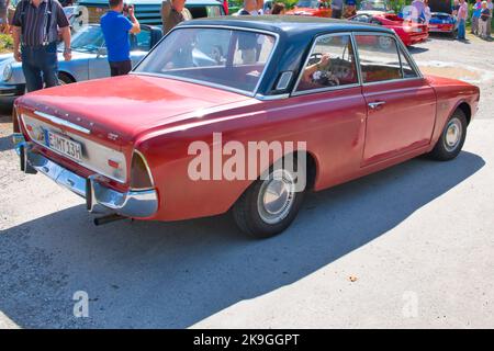 Red Ford Taunus 20 M GT des années soixante Banque D'Images