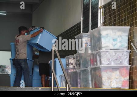 La police de la sécurité nationale recueille des preuves après l'arrestation du congresseur Wong Yat-Chin, étudiant du Politisme, lundi. 20SEP21 SCMP / Felix Wong Banque D'Images