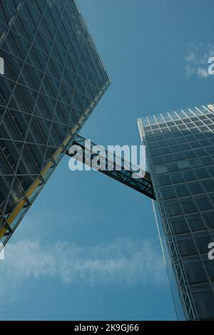 Un pont de ciel en verre aux gratte-ciel de LVM à Munster, en Allemagne Banque D'Images
