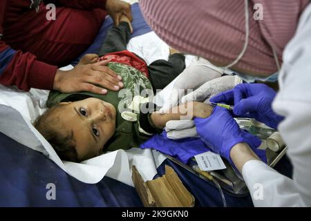 Bebnin, Liban. 28th octobre 2022. Une infirmière se prépare à donner du sérum à un enfant syrien, victime d'une épidémie de choléra, dans un hôpital de campagne du village libanais de Bebnin, dans le nord du pays. Les réfugiés syriens dans les camps de déplacement sont victimes d'une épidémie de choléra au Liban, déjà victimes d'un effondrement économique qui a réduit l'accès à l'eau potable et aux hôpitaux sous pression. Credit: Marwan Naamani/dpa/Alamy Live News Banque D'Images