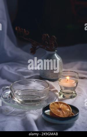 Photo verticale d'un bâton d'encens sur un plateau en céramique aux chandelles pour une ambiance automnale relaxante et agréable Banque D'Images