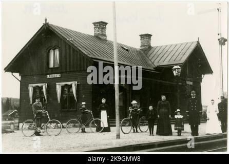 La gare a été construite en 1895. En 1935, la maison de la gare a été reconstruite, où l'ancien dans la classe la salle à manger a été changée en salle d'attente et d'expédition. Les premières années, la gare n'avait pas de vente de billets, mais n'était qu'une station de résidence pour voyager, qui quand le train a fait un détour à Mariefred ici a pris des repas ou comme ça. La station est mise au rebut depuis 1995 par la bannière du musée Öslj. La station a été nommée au cours des dernières années, le 1990s, Laysta-Mariefred. Banque D'Images