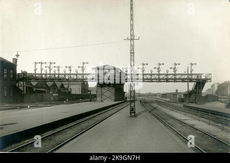 Bangården à la gare de Malmö. Gare centrale de Malmö. De 1856 à 1864, la ligne principale sud a été ouverte par étapes. La ligne principale de Malmö à Lund a été ouverte pour le trafic 1856-12-01. La première maison de gare en pierre avec salle de chemin de fer a été construite en 1855-56 par un architecte danois inconnu, éventuellement C.F.RASMISSEN. Le bâtiment a été en grande partie détruit dix ans plus tard, à 14 décembre 1866, en cas d'incendie. En 1878, une grande extension du système de chenilles a été achevée, un cercle stable a été ajouté, l'atelier de réparation et le magasin de marchandises ont été élargis. Connexion de chemins de fer individuels au stat Banque D'Images