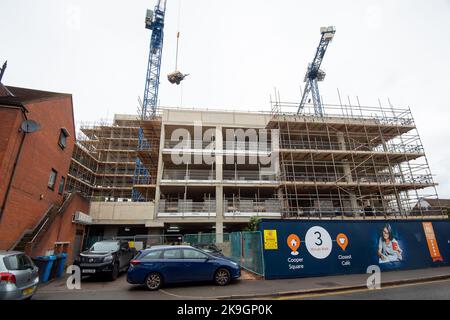 Maidenhead, Berkshire, Royaume-Uni. 28th octobre 2022. Les nouveaux appartements Bellway Homes Cooper Square sont en construction. Des centaines de nouveaux appartements sont en cours de construction dans le centre-ville de Maidenhead dans le cadre d'un vaste projet de régénération. Maidenhead est maintenant sur la ligne Elizabeth et les prix de l'immobilier augmentent en conséquence. Beaucoup de résidents locaux estiment que la ville est devenue une jungle de béton comme la hauteur des nouveaux blocs d'appartements sont totalement hors de l'accord avec le reste de la ville. Crédit : Maureen McLean/Alay Live News Banque D'Images