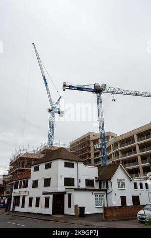 Maidenhead, Berkshire, Royaume-Uni. 28th octobre 2022. Les nouveaux appartements Bellway Homes Cooper Square sont en construction. Des centaines de nouveaux appartements sont en cours de construction dans le centre-ville de Maidenhead dans le cadre d'un vaste projet de régénération. Maidenhead est maintenant sur la ligne Elizabeth et les prix de l'immobilier augmentent en conséquence. Beaucoup de résidents locaux estiment que la ville est devenue une jungle de béton comme la hauteur des nouveaux blocs d'appartements sont totalement hors de l'accord avec le reste de la ville. Crédit : Maureen McLean/Alay Live News Banque D'Images