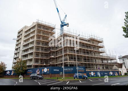 Maidenhead, Berkshire, Royaume-Uni. 28th octobre 2022. Les nouveaux appartements Bellway Homes Cooper Square sont en construction. Des centaines de nouveaux appartements sont en cours de construction dans le centre-ville de Maidenhead dans le cadre d'un vaste projet de régénération. Maidenhead est maintenant sur la ligne Elizabeth et les prix de l'immobilier augmentent en conséquence. Beaucoup de résidents locaux estiment que la ville est devenue une jungle de béton comme la hauteur des nouveaux blocs d'appartements sont totalement hors de l'accord avec le reste de la ville. Crédit : Maureen McLean/Alay Live News Banque D'Images