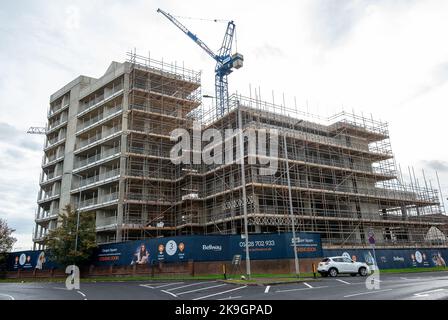 Maidenhead, Berkshire, Royaume-Uni. 28th octobre 2022. Les nouveaux appartements Bellway Homes Cooper Square sont en construction. Des centaines de nouveaux appartements sont en cours de construction dans le centre-ville de Maidenhead dans le cadre d'un vaste projet de régénération. Maidenhead est maintenant sur la ligne Elizabeth et les prix de l'immobilier augmentent en conséquence. Beaucoup de résidents locaux estiment que la ville est devenue une jungle de béton comme la hauteur des nouveaux blocs d'appartements sont totalement hors de l'accord avec le reste de la ville. Crédit : Maureen McLean/Alay Live News Banque D'Images