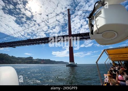 Groupe de touristes prenant un tour sur un bateau de visite Banque D'Images