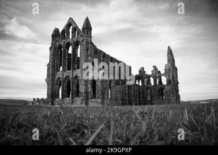 Les ruines de l'abbaye de Whitby en noir et blanc monochrome, 24th octobre 2022 Banque D'Images