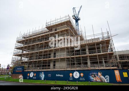 Maidenhead, Berkshire, Royaume-Uni. 28th octobre 2022. Les nouveaux appartements Bellway Homes Cooper Square sont en construction. Des centaines de nouveaux appartements sont en cours de construction dans le centre-ville de Maidenhead dans le cadre d'un vaste projet de régénération. Maidenhead est maintenant sur la ligne Elizabeth et les prix de l'immobilier augmentent en conséquence. Beaucoup de résidents locaux estiment que la ville est devenue une jungle de béton comme la hauteur des nouveaux blocs d'appartements sont totalement hors de l'accord avec le reste de la ville. Crédit : Maureen McLean/Alay Live News Banque D'Images