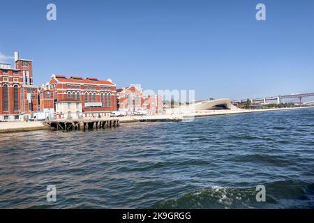 Vue depuis un bateau sur la centrale électrique de Tejo, à côté DU MUSÉE MAAT Banque D'Images