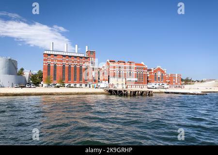 Vue depuis un bateau sur la centrale électrique de Tejo, à côté DU MUSÉE MAAT Banque D'Images