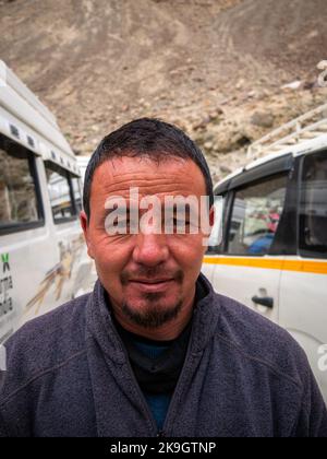 Ladakh, Inde - 23 juin,2022: Portrait de Lakhadi homme regardant l'appareil photo. Banque D'Images