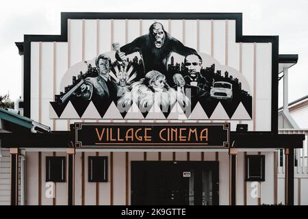 vieille porte du cinéma du village avec les images des protagonistes des principaux films historiques célèbres sur un panneau en bois, quartier ouest, nouveau Banque D'Images