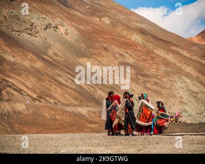 Ladakh, Inde - 23 juin,2022: Groupe de femelles Ladakhi dans le Goucha traditionnel. Banque D'Images