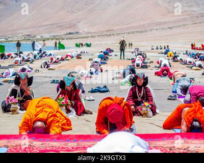 Ladakh, Inde - 23 juin,2022: Les personnes de Ladakhi pratiquant le yoga au lac de Pangong lors de la journée internationale de yoga. Ladakh est le plateau le plus élevé en Inde Banque D'Images