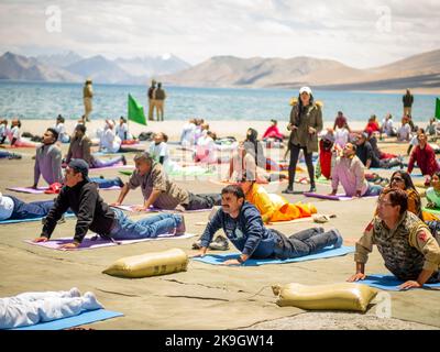 Ladakh, Inde - 23 juin,2022: Les personnes de Ladakhi pratiquant le yoga au lac de Pangong lors de la journée internationale de yoga. Ladakh est le plateau le plus élevé en Inde Banque D'Images