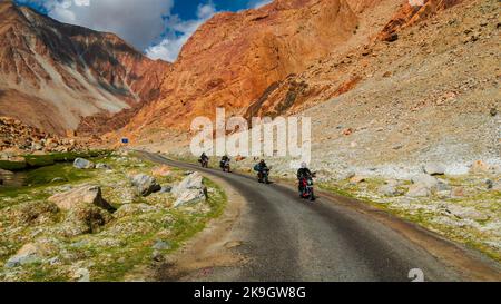 Ladakh, Inde - 26 juin 2022 : Bikers bénéficiant d'une belle vue panoramique entre Diskit et Khardung la Pass dans la vallée de Nubra, Leh Ladakh, Jammu et Kashm Banque D'Images