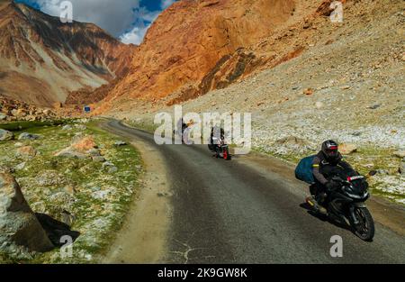 Ladakh, Inde - 26 juin 2022 : Bikers bénéficiant d'une belle vue panoramique entre Diskit et Khardung la Pass dans la vallée de Nubra, Leh Ladakh, Jammu et Kashm Banque D'Images